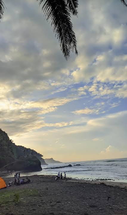 Hidden Gem Alert! Nikmati Pesona Pantai Pecaron, Kebumen